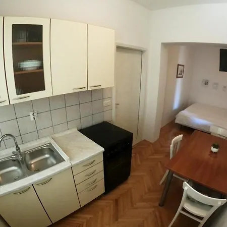 Guesthouse Duce 아파트 *